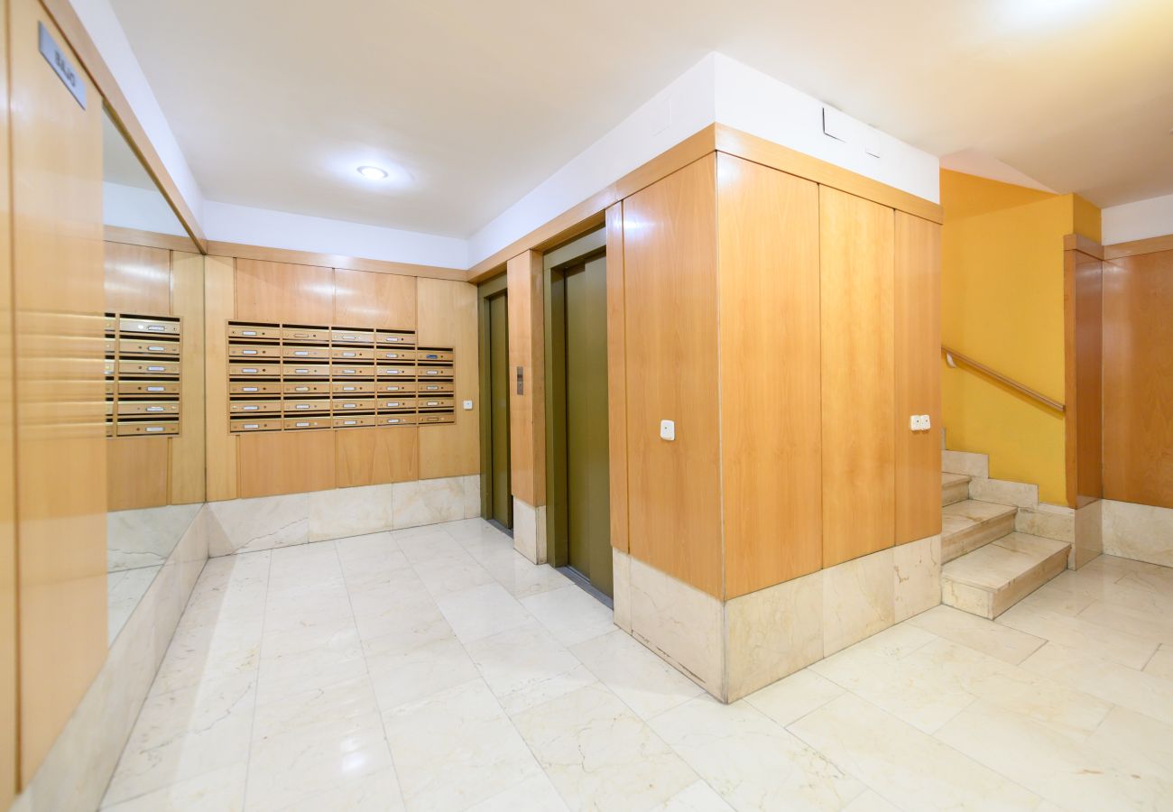 Apartamento en Madrid - M (VDZ36A) Piso moderno de 1 dormitorio con ventan