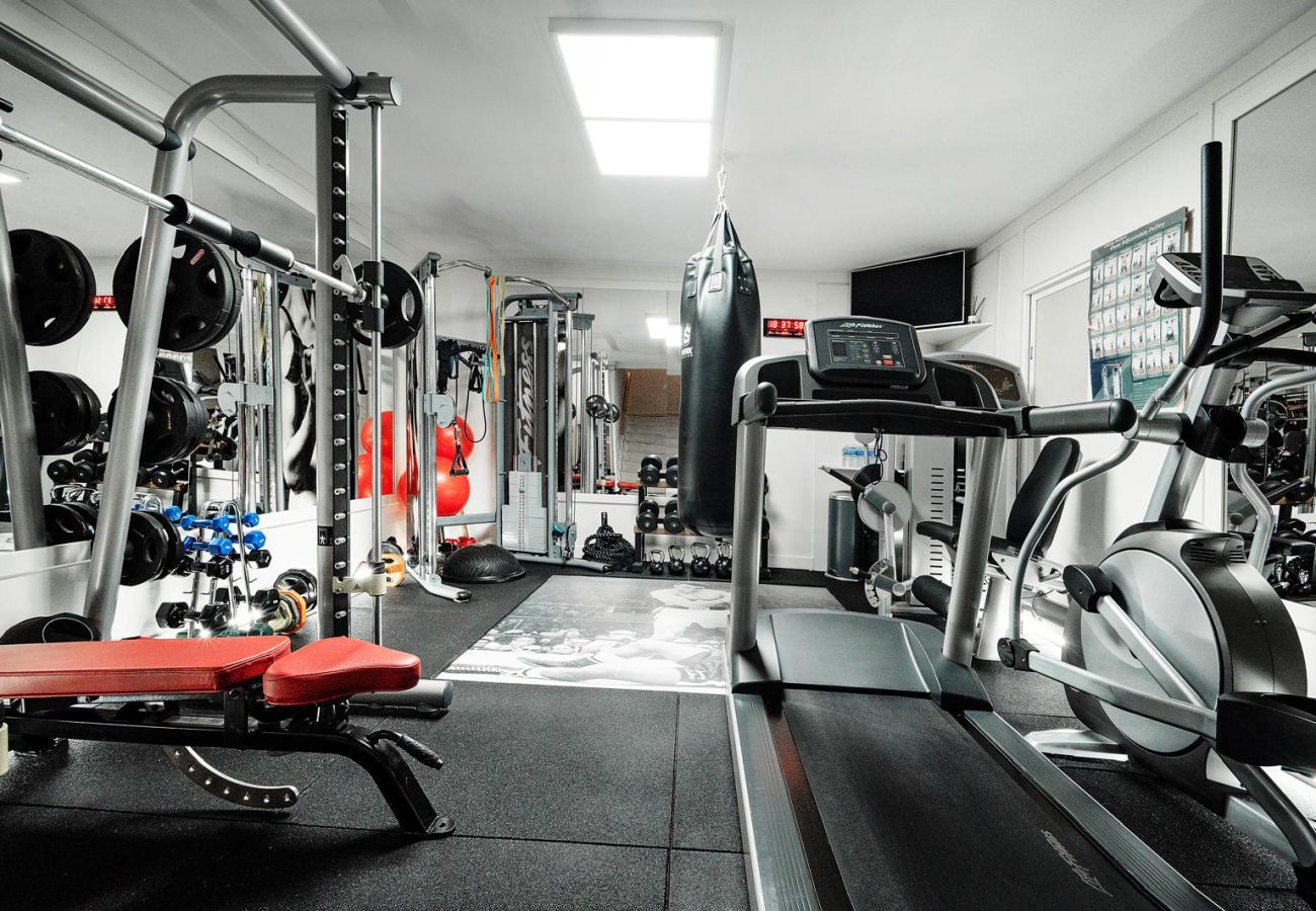 Chalet en Pozuelo de Alarcón - M (TAJ13) Madrid – Chalet de Lujo con Piscina, Gim