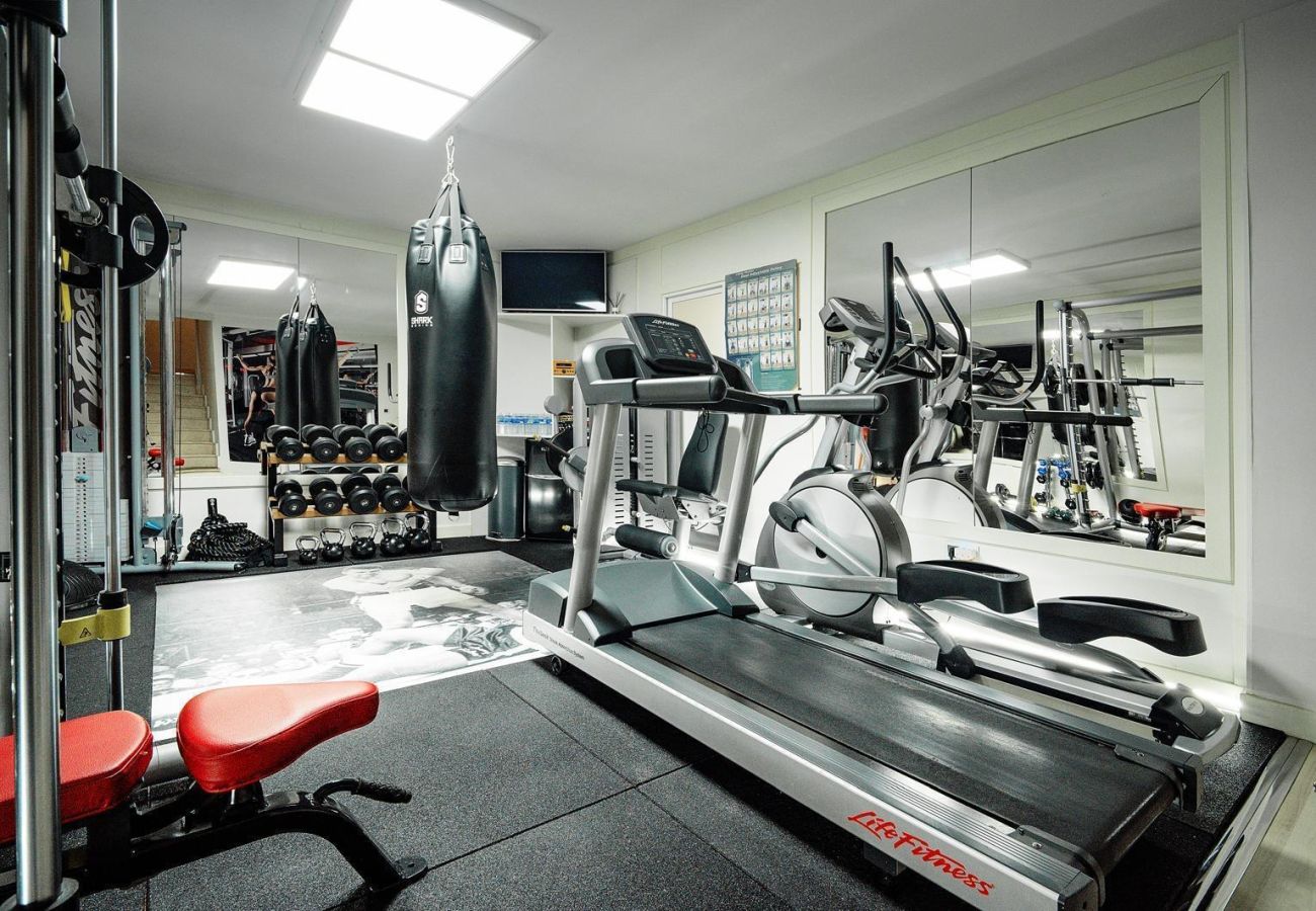 Chalet en Pozuelo de Alarcón - M (TAJ13) Madrid – Chalet de Lujo con Piscina, Gim