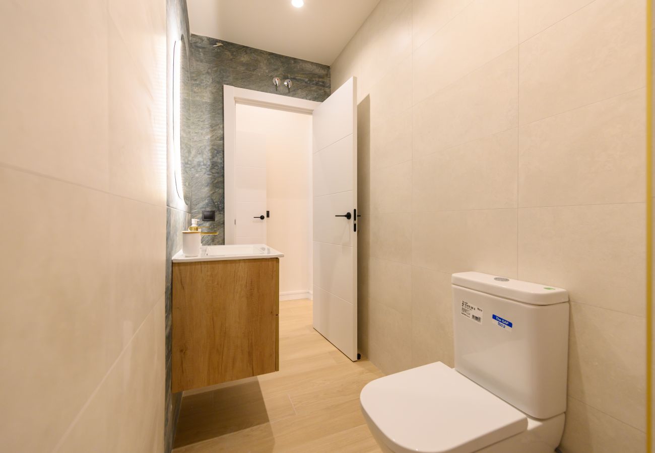 Apartamento en Madrid - M (AGU23BE)Tu hogar en la ciudad: piso de 3 habita