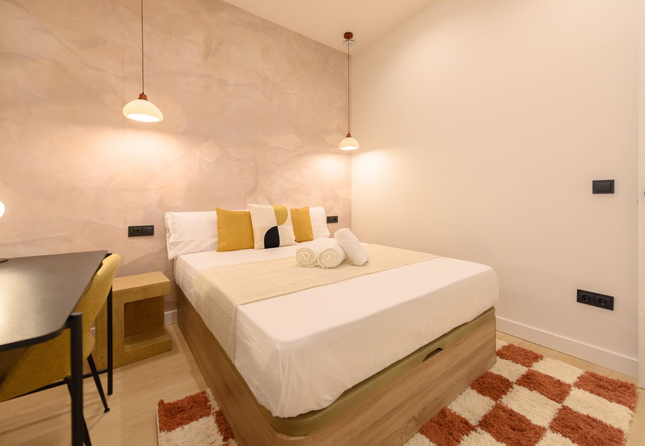 Apartamento en Madrid - M (AGU23BE)Tu hogar en la ciudad: piso de 3 habita