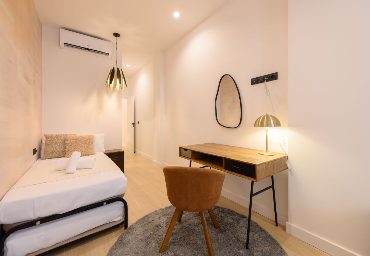 Apartamento en Madrid - M (AGU23BE)Tu hogar en la ciudad: piso de 3 habita