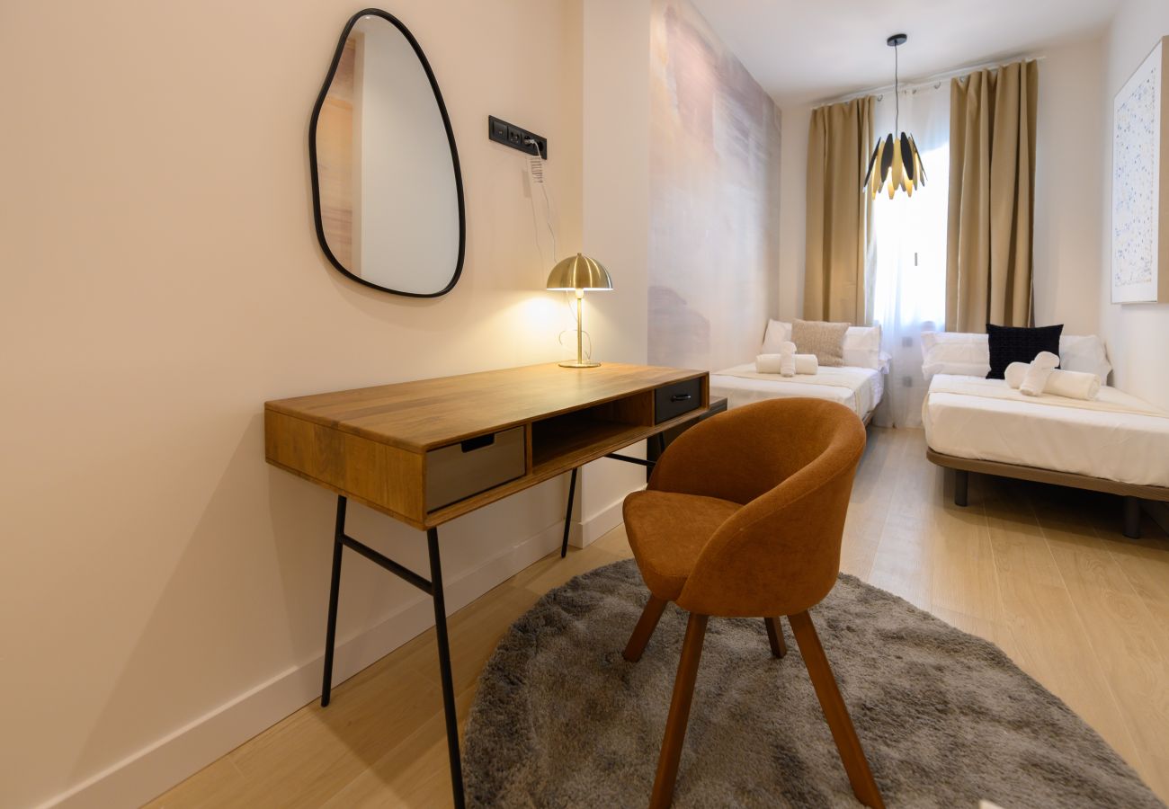Apartamento en Madrid - M (AGU23BE)Tu hogar en la ciudad: piso de 3 habita