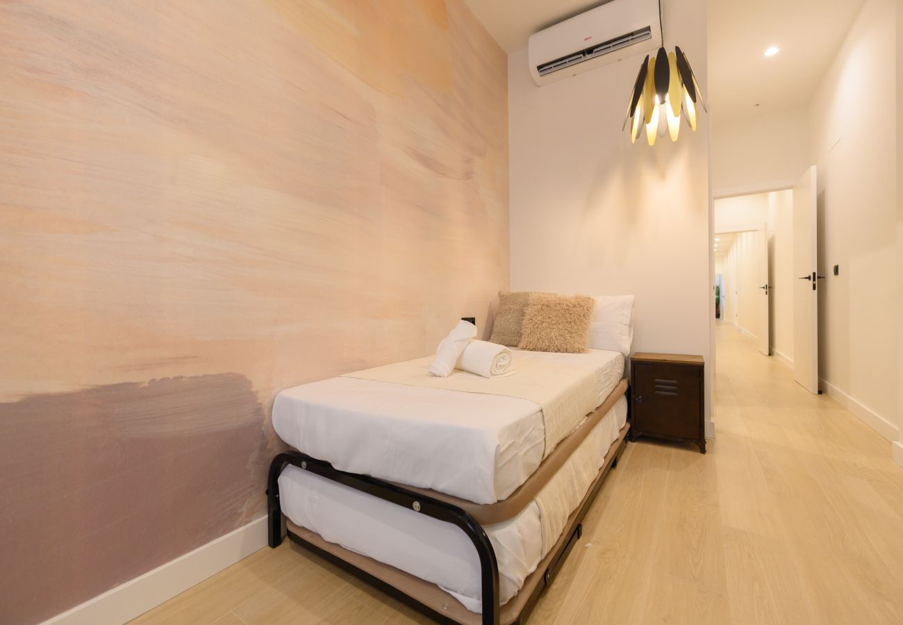 Apartamento en Madrid - M (AGU23BE)Tu hogar en la ciudad: piso de 3 habita