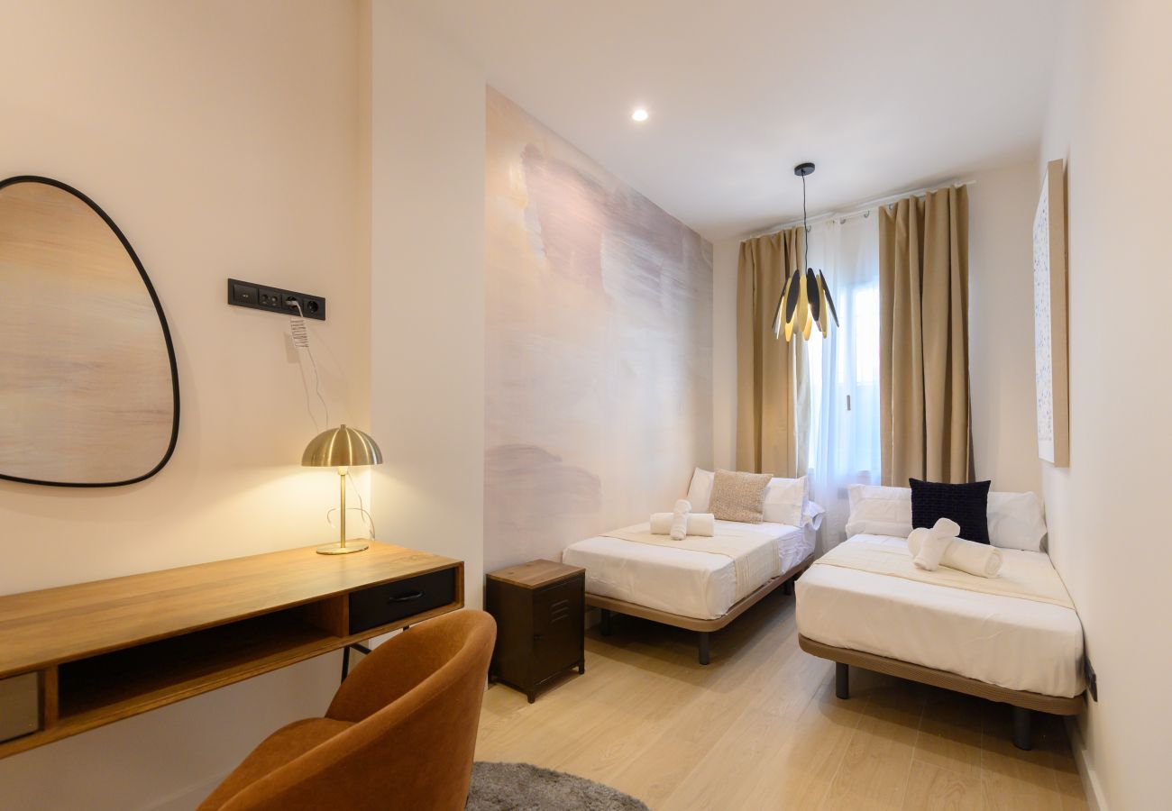 Apartamento en Madrid - M (AGU23BE)Tu hogar en la ciudad: piso de 3 habita