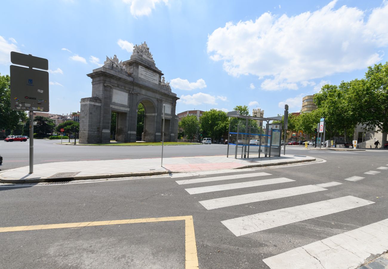 Apartamento en Madrid - M (AGU23BE)Tu hogar en la ciudad: piso de 3 habita