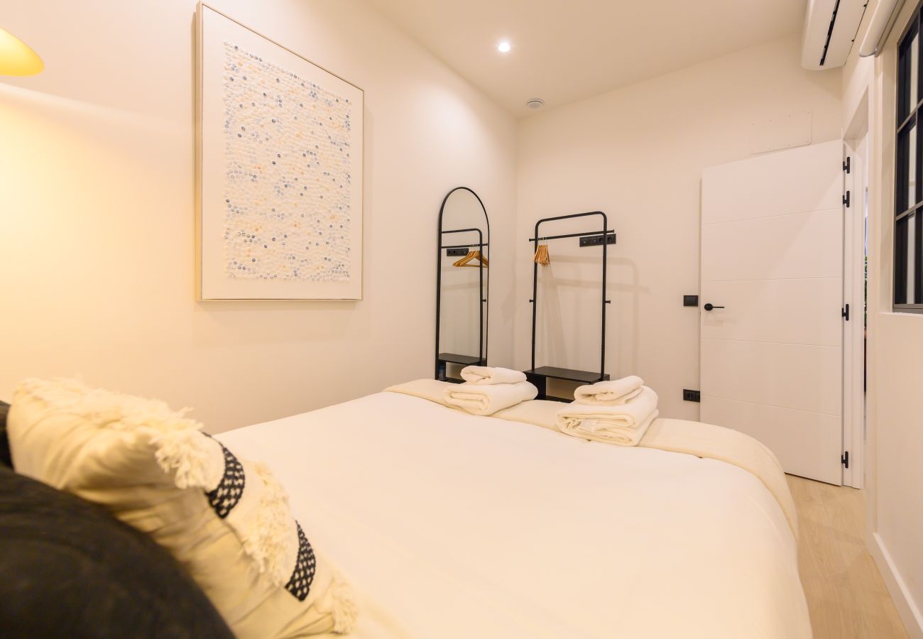 Apartamento en Madrid - M (AGU230)Tu hogar en la ciudad: piso de 3 habita