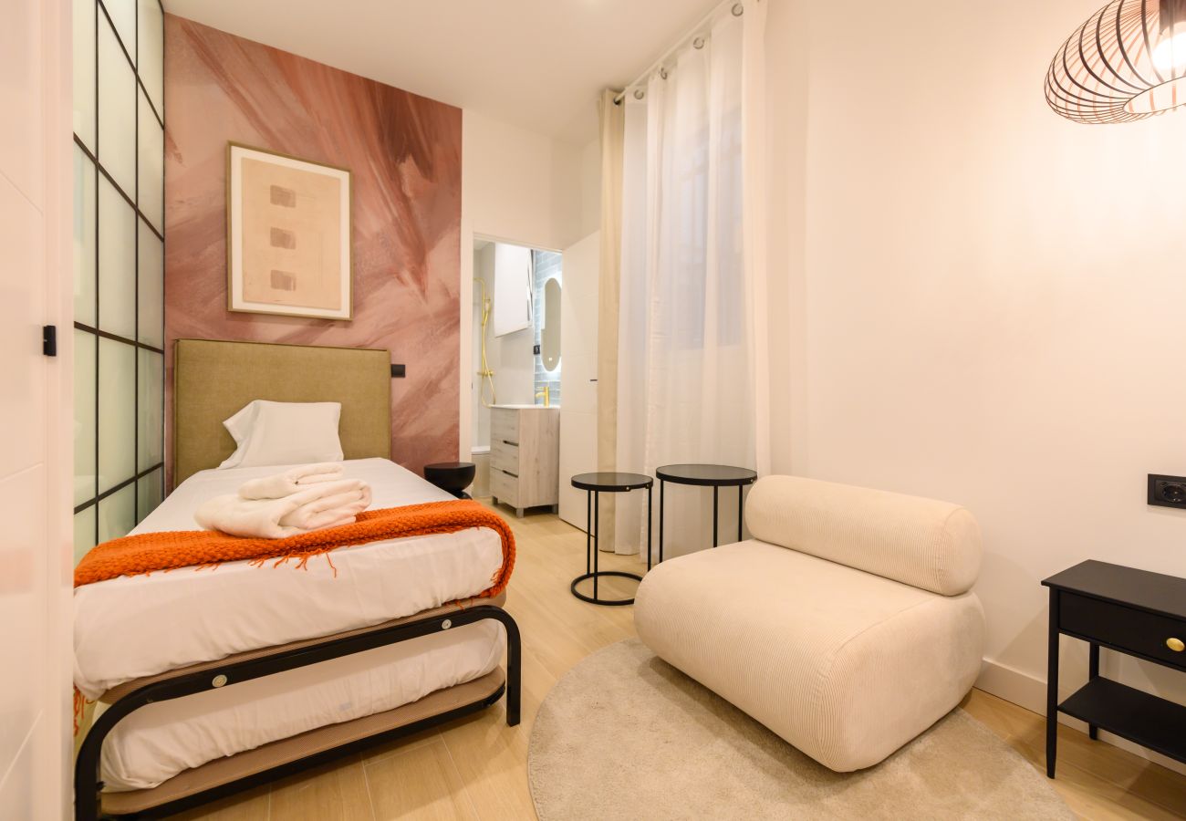 Apartamento en Madrid - M (AGU230)Tu hogar en la ciudad: piso de 3 habita