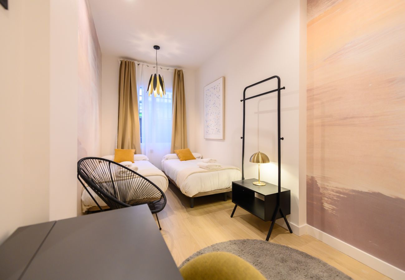 Apartamento en Madrid - M (AGU230)Tu hogar en la ciudad: piso de 3 habita