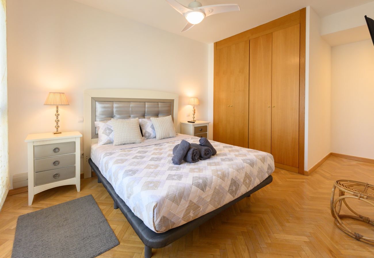 Apartamento en Madrid - M (GAV35)Piso Familiar con Terraza y Piscina en Ur