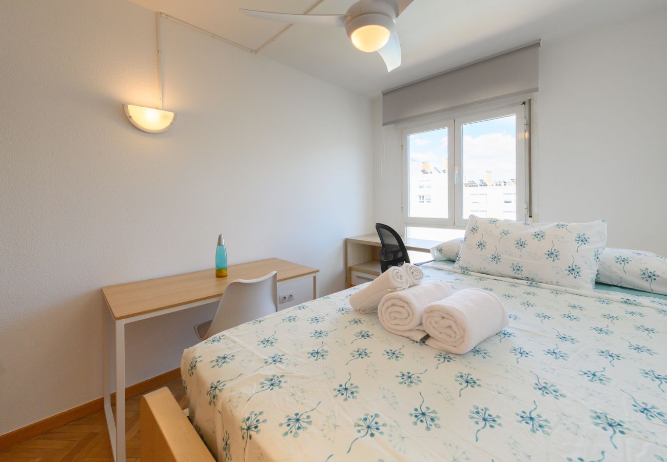 Apartamento en Madrid - M (GAV35)Piso Familiar con Terraza y Piscina en Ur