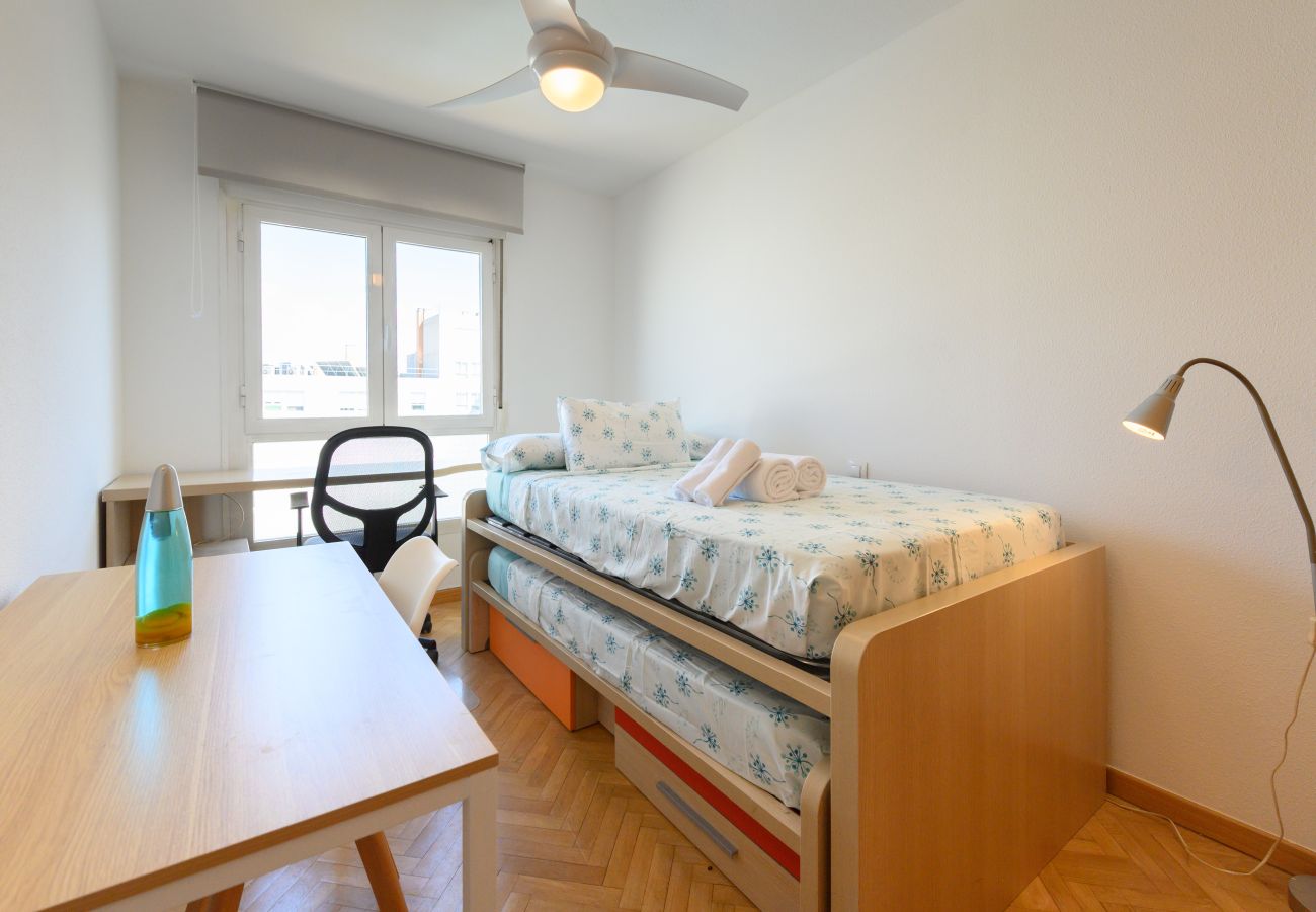 Apartamento en Madrid - M (GAV35)Piso Familiar con Terraza y Piscina en Ur
