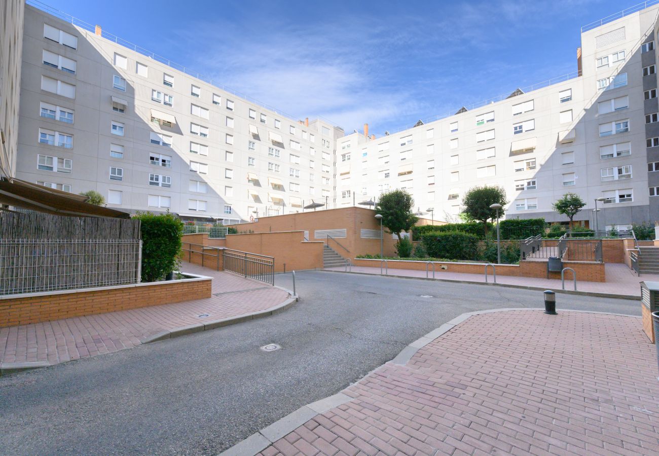 Apartamento en Madrid - M (GAV35)Piso Familiar con Terraza y Piscina en Ur