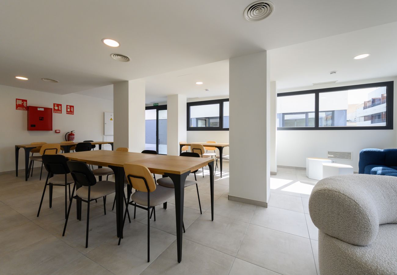 Estudio en San Sebastián de los Reyes - M (FVE54) Estudio con terraza privada y piscina -g