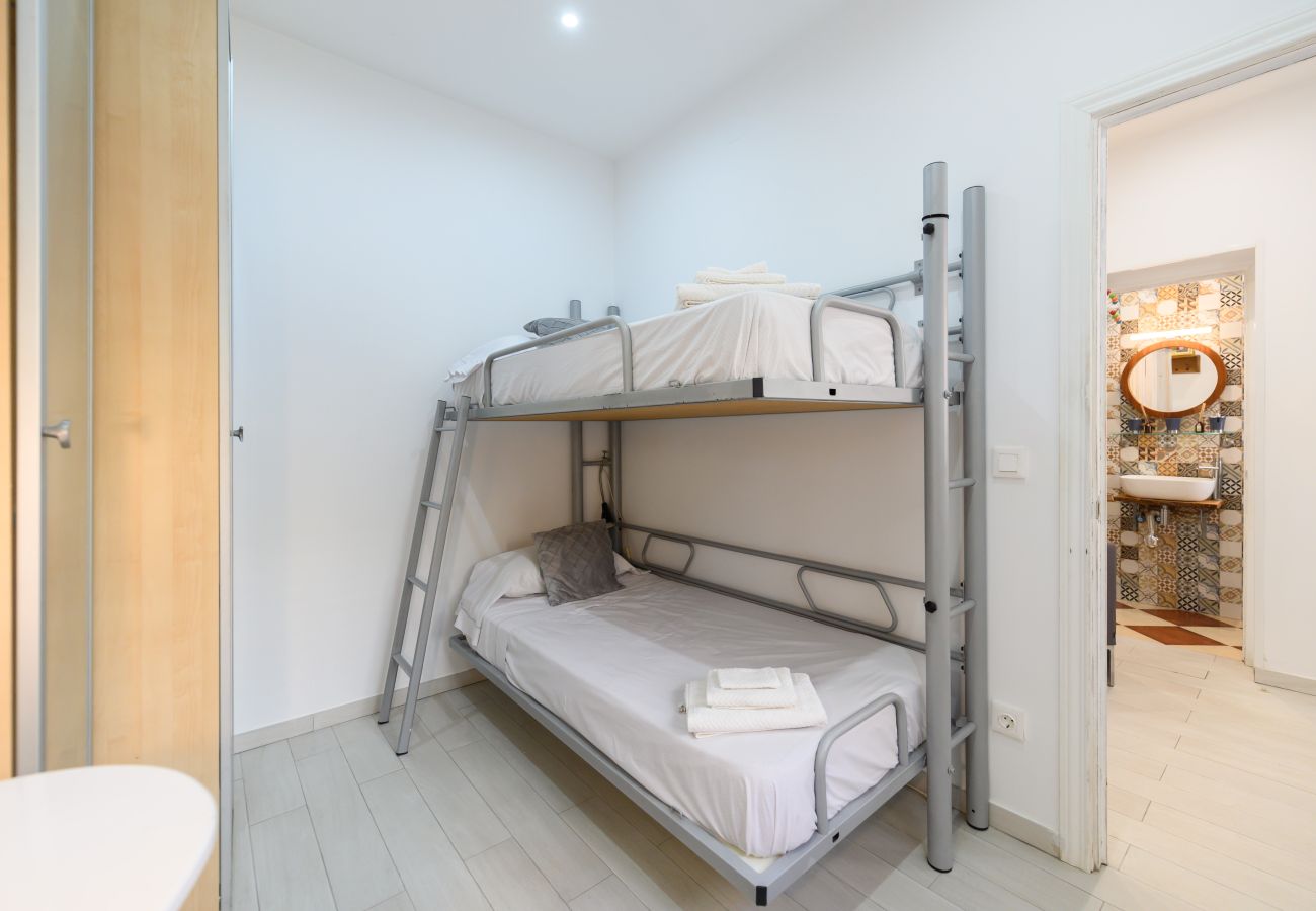 Apartamento en Madrid - M (SFU71) Acogedor Piso con Terraza y Espacios par