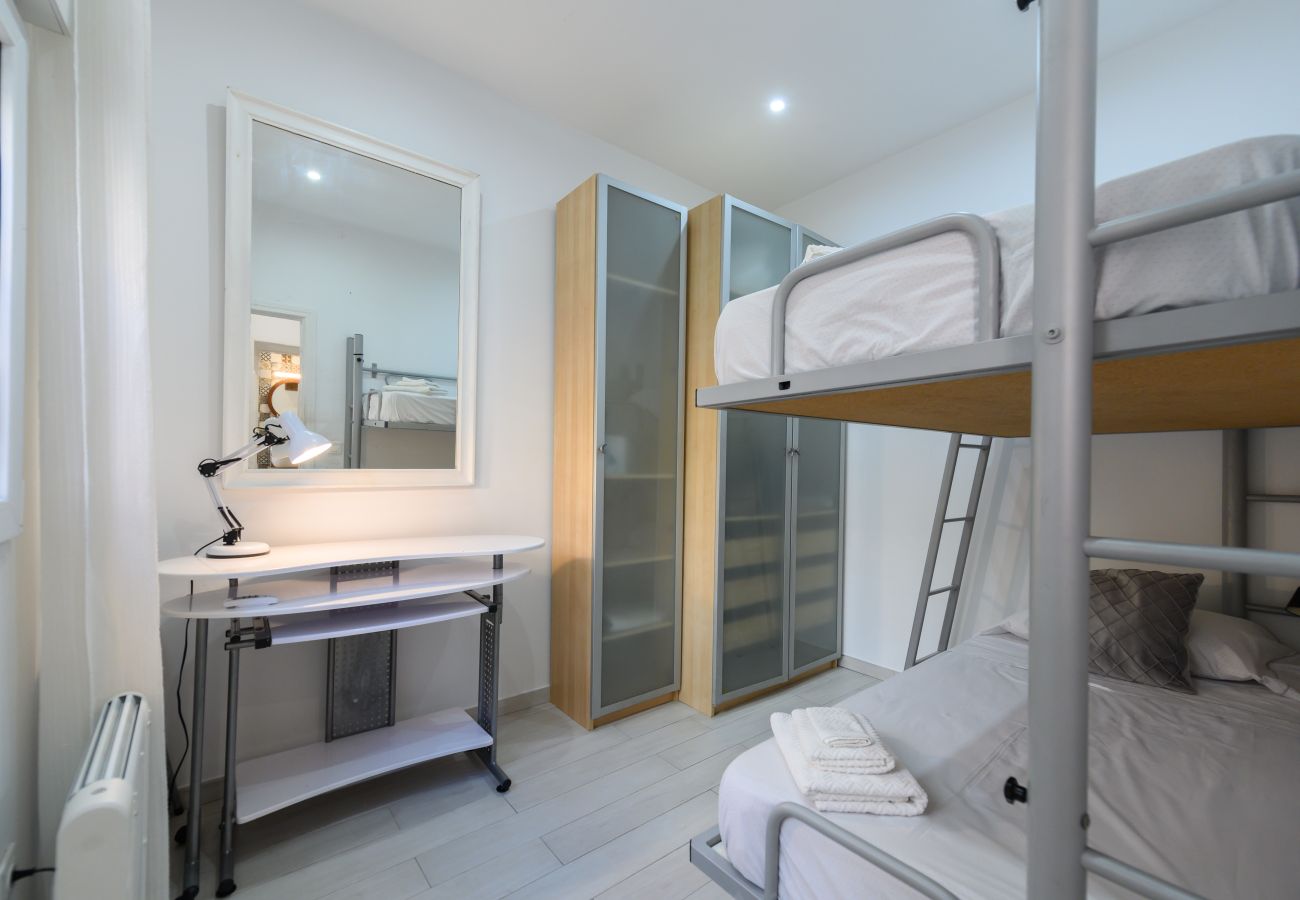 Apartamento en Madrid - M (SFU71) Acogedor Piso con Terraza y Espacios par