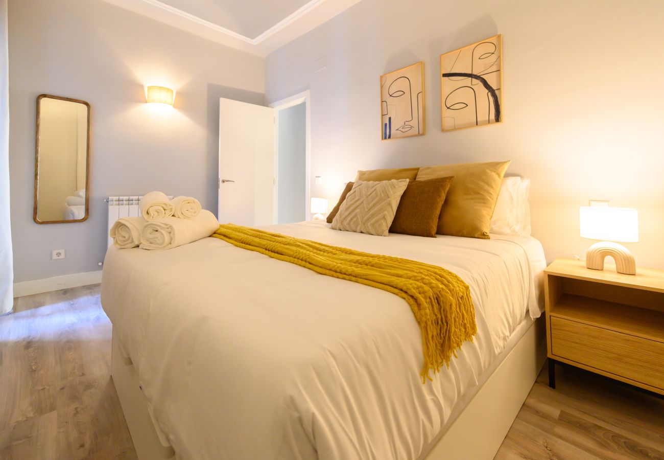 Apartamento en Madrid - M (FER54D)Luminoso piso de 2 dormitorios con balco