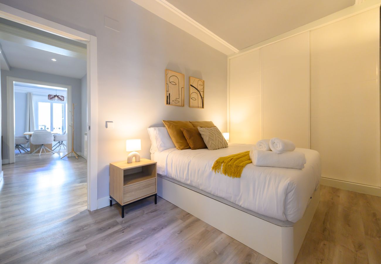 Apartamento en Madrid - M (FER54D)Luminoso piso de 2 dormitorios con balco