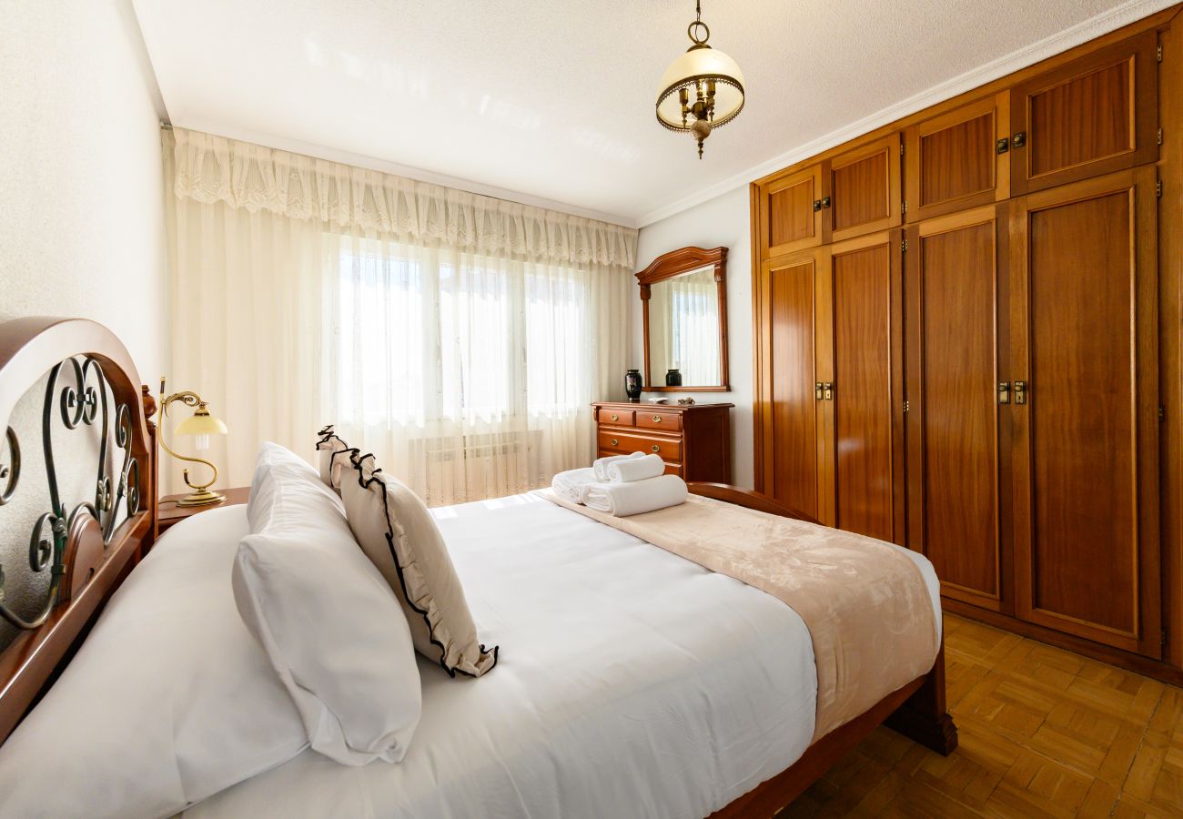 Apartamento en Madrid - M (SVI166B) Amplio y luminoso piso de 3 dormitorio