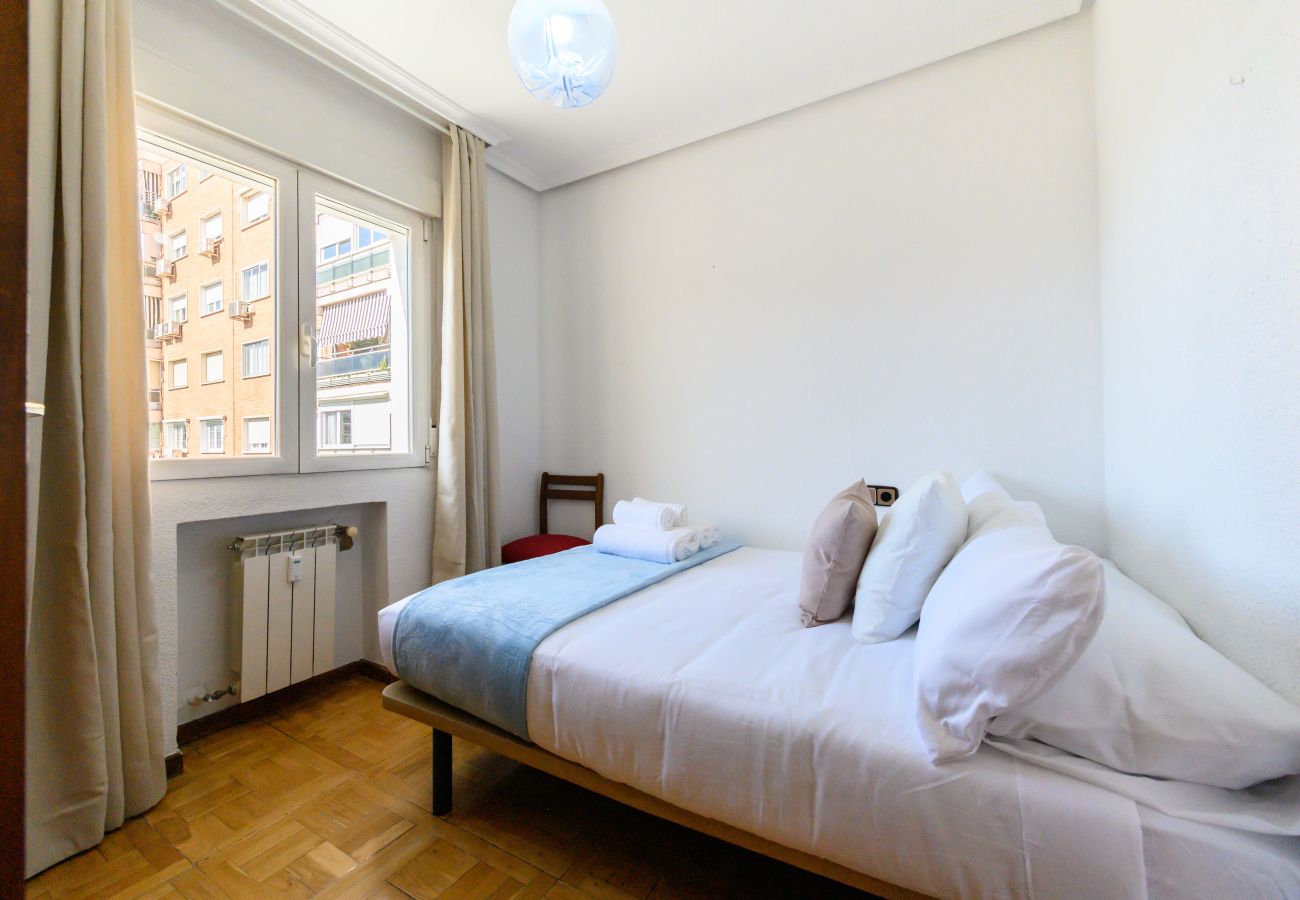 Apartamento en Madrid - M (SVI166B) Amplio y luminoso piso de 3 dormitorio