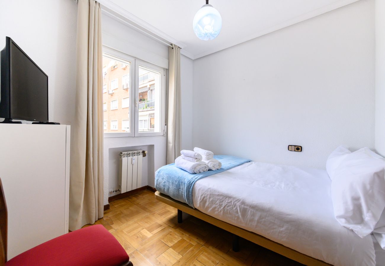 Apartamento en Madrid - M (SVI166B) Amplio y luminoso piso de 3 dormitorio