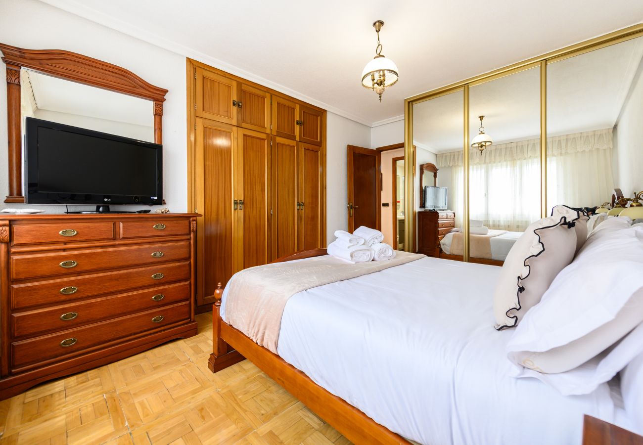 Apartamento en Madrid - M (SVI166B) Amplio y luminoso piso de 3 dormitorio