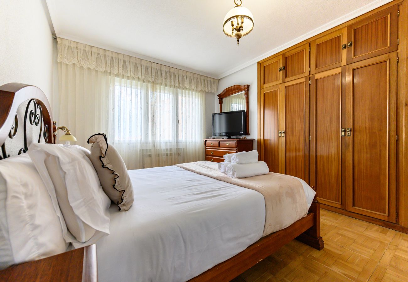 Apartamento en Madrid - M (SVI166B) Amplio y luminoso piso de 3 dormitorio