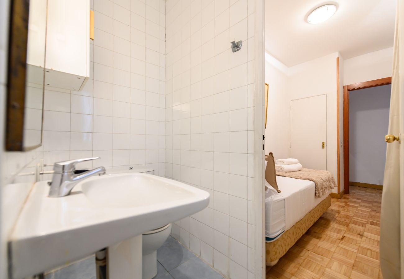Apartamento en Madrid - M (PIR312ºD) Piso 5 dormitorios, 2 baños en Moncl