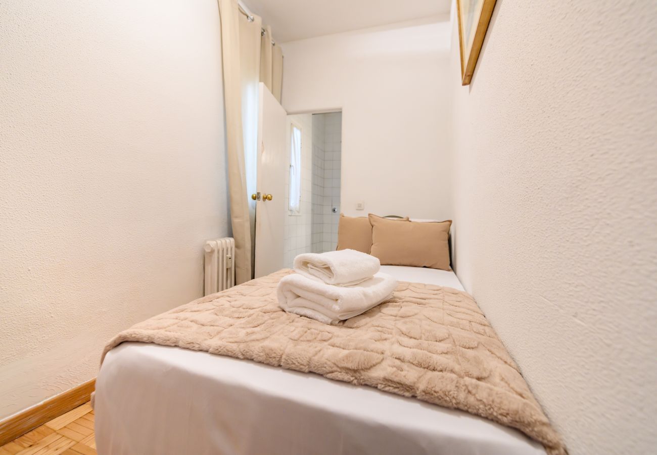 Apartamento en Madrid - M (PIR312ºD) Piso 5 dormitorios, 2 baños en Moncl