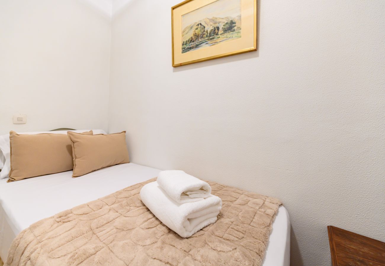 Apartamento en Madrid - M (PIR312ºD) Piso 5 dormitorios, 2 baños en Moncl