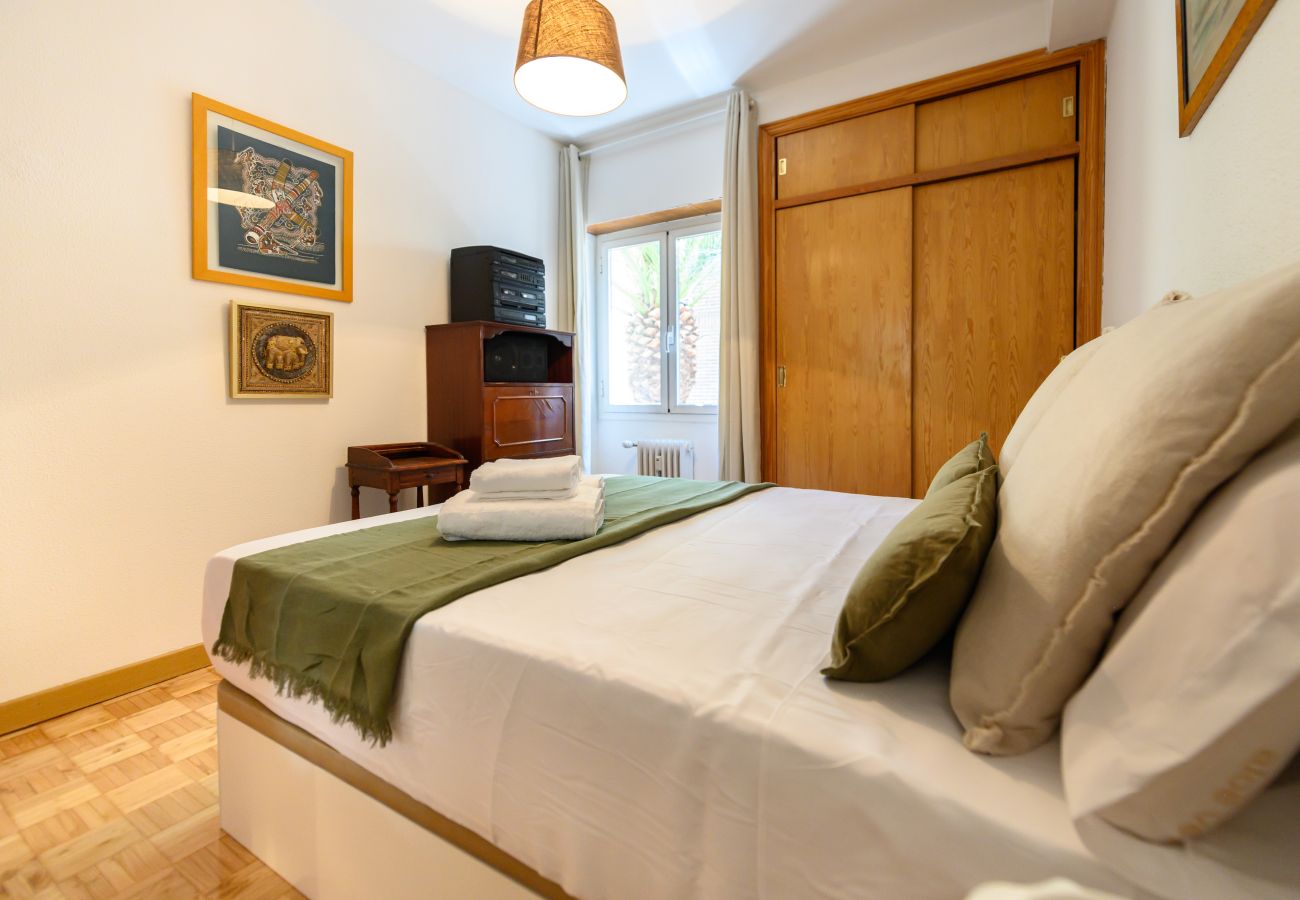 Apartamento en Madrid - M (PIR312ºD) Piso 5 dormitorios, 2 baños en Moncl