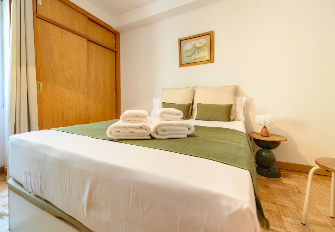 Apartamento en Madrid - M (PIR312ºD) Piso 5 dormitorios, 2 baños en Moncl