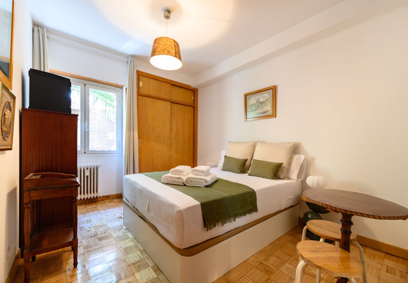 Apartamento en Madrid - M (PIR312ºD) Piso 5 dormitorios, 2 baños en Moncl