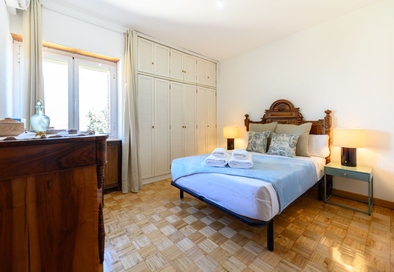 Apartamento en Madrid - M (PIR312ºD) Piso 5 dormitorios, 2 baños en Moncl