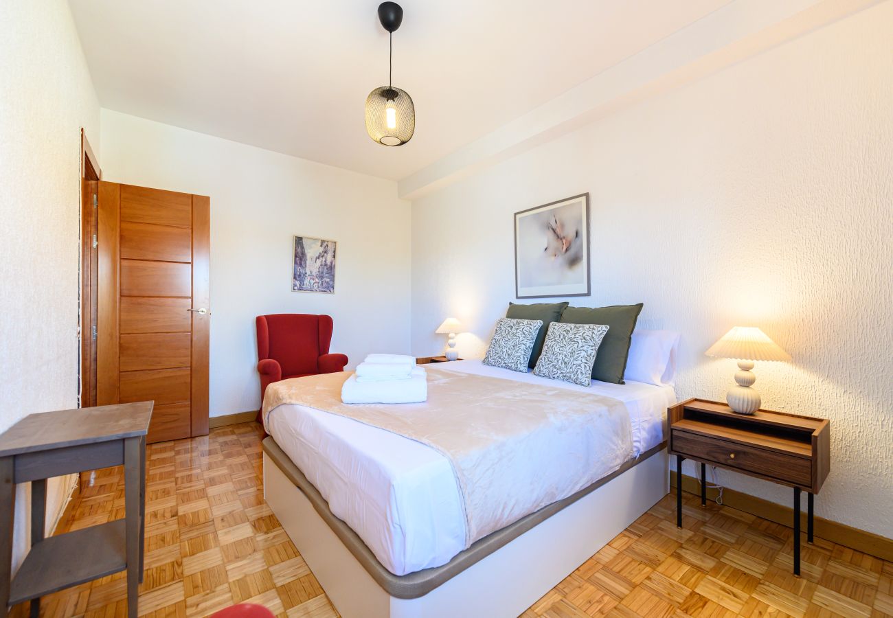 Apartamento en Madrid - M (PIR312ºD) Piso 5 dormitorios, 2 baños en Moncl