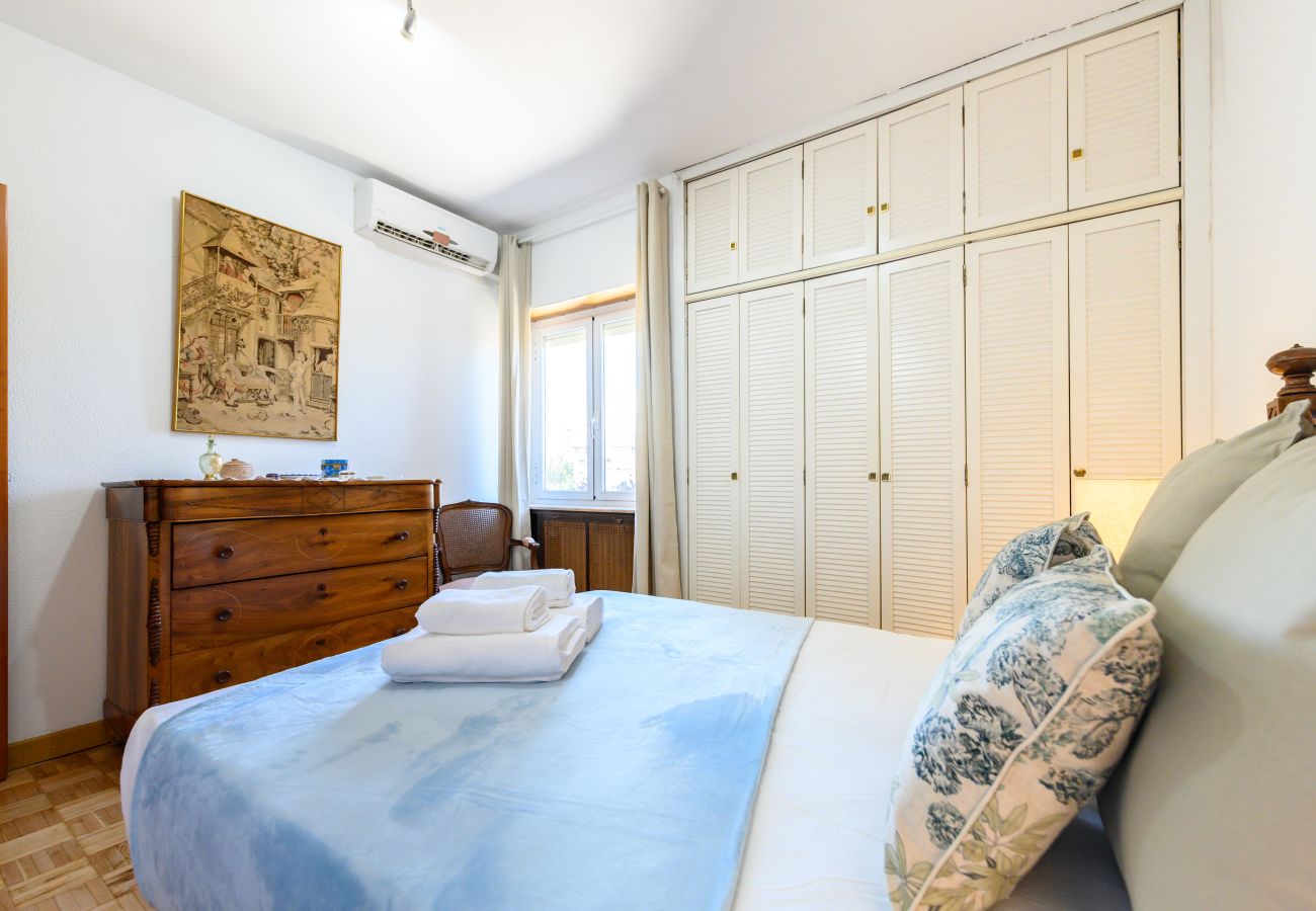 Apartamento en Madrid - M (PIR312ºD) Piso 5 dormitorios, 2 baños en Moncl
