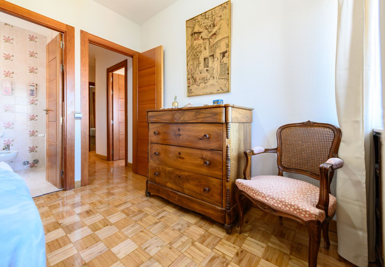 Apartamento en Madrid - M (PIR312ºD) Piso 5 dormitorios, 2 baños en Moncl
