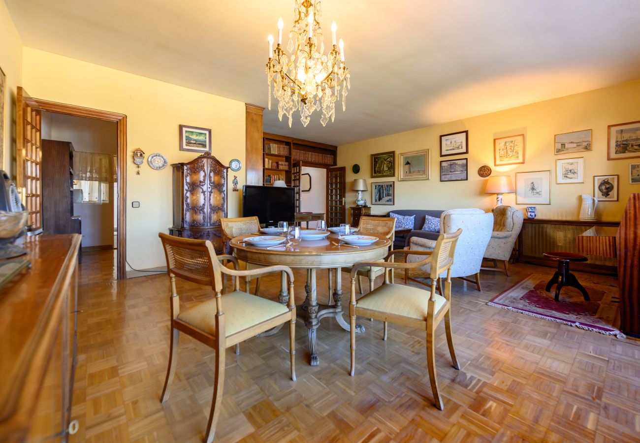 Apartamento en Madrid - M (PIR312ºD) Piso 5 dormitorios, 2 baños en Moncl