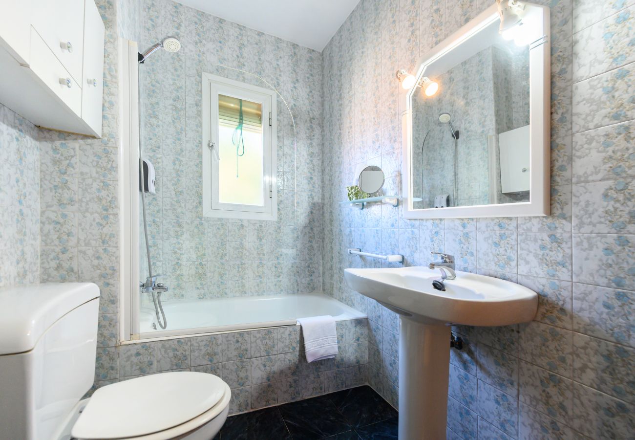 Apartamento en Madrid - M (PIR312ºD) Piso 5 dormitorios, 2 baños en Moncl