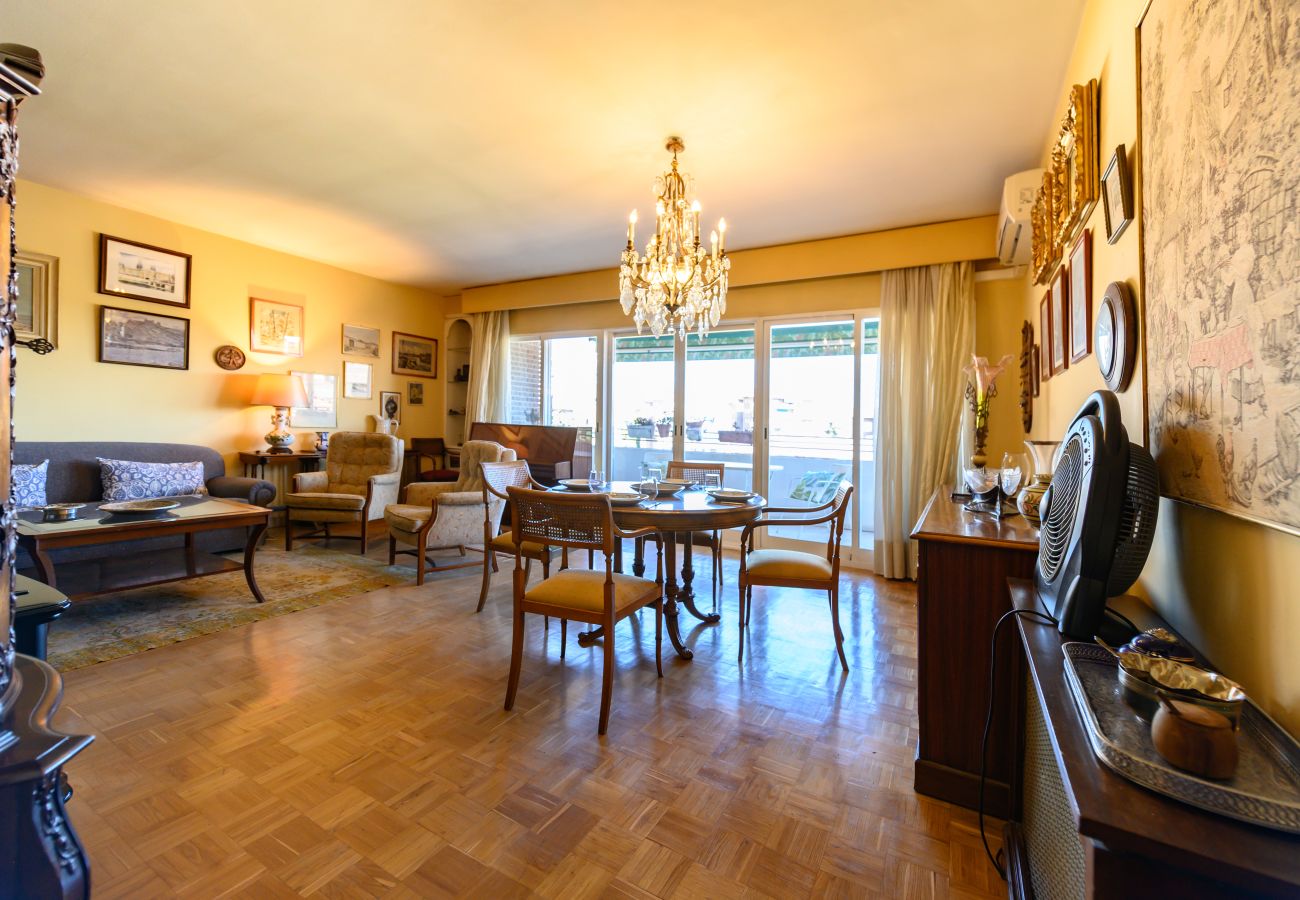 Apartamento en Madrid - M (PIR312ºD) Piso 5 dormitorios, 2 baños en Moncl