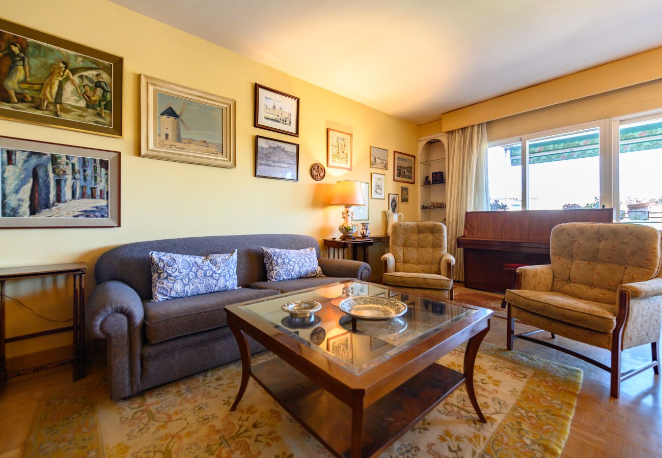 Apartamento en Madrid - M (PIR312ºD) Piso 5 dormitorios, 2 baños en Moncl