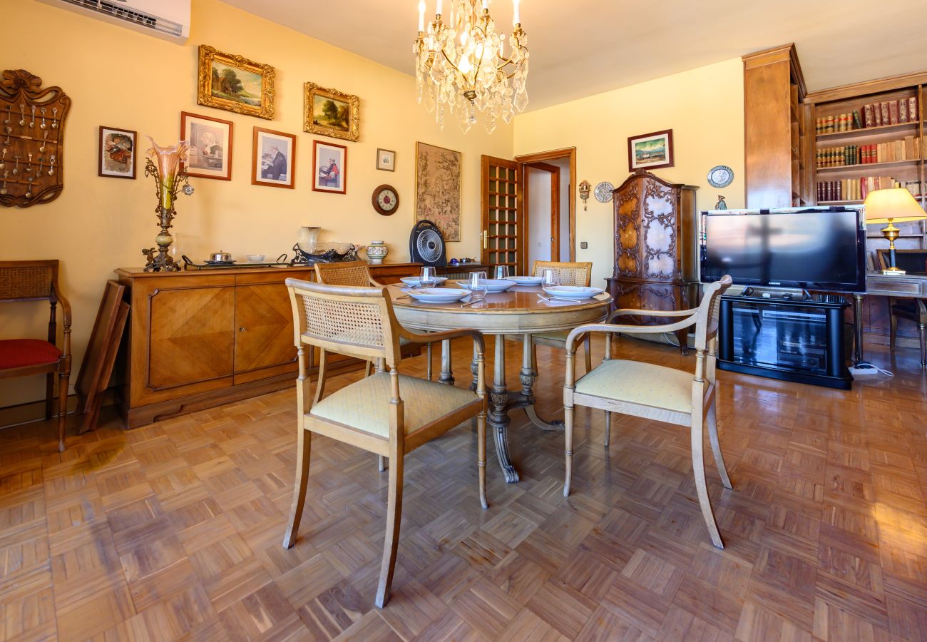Apartamento en Madrid - M (PIR312ºD) Piso 5 dormitorios, 2 baños en Moncl
