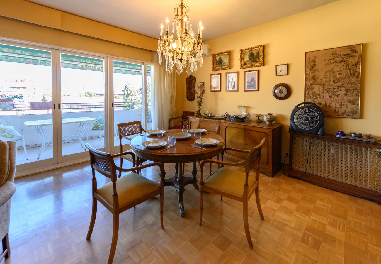 Apartamento en Madrid - M (PIR312ºD) Piso 5 dormitorios, 2 baños en Moncl