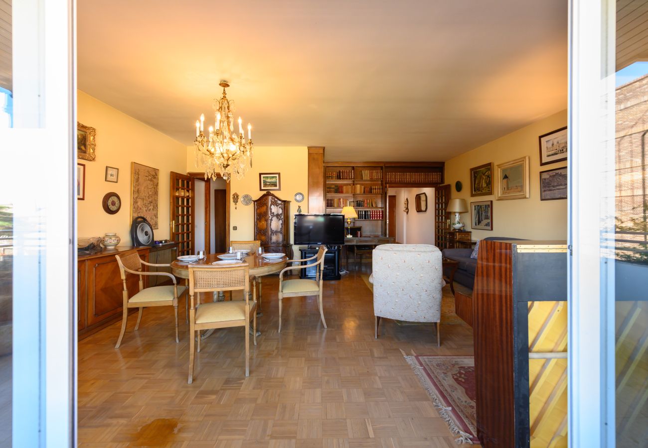 Apartamento en Madrid - M (PIR312ºD) Piso 5 dormitorios, 2 baños en Moncl