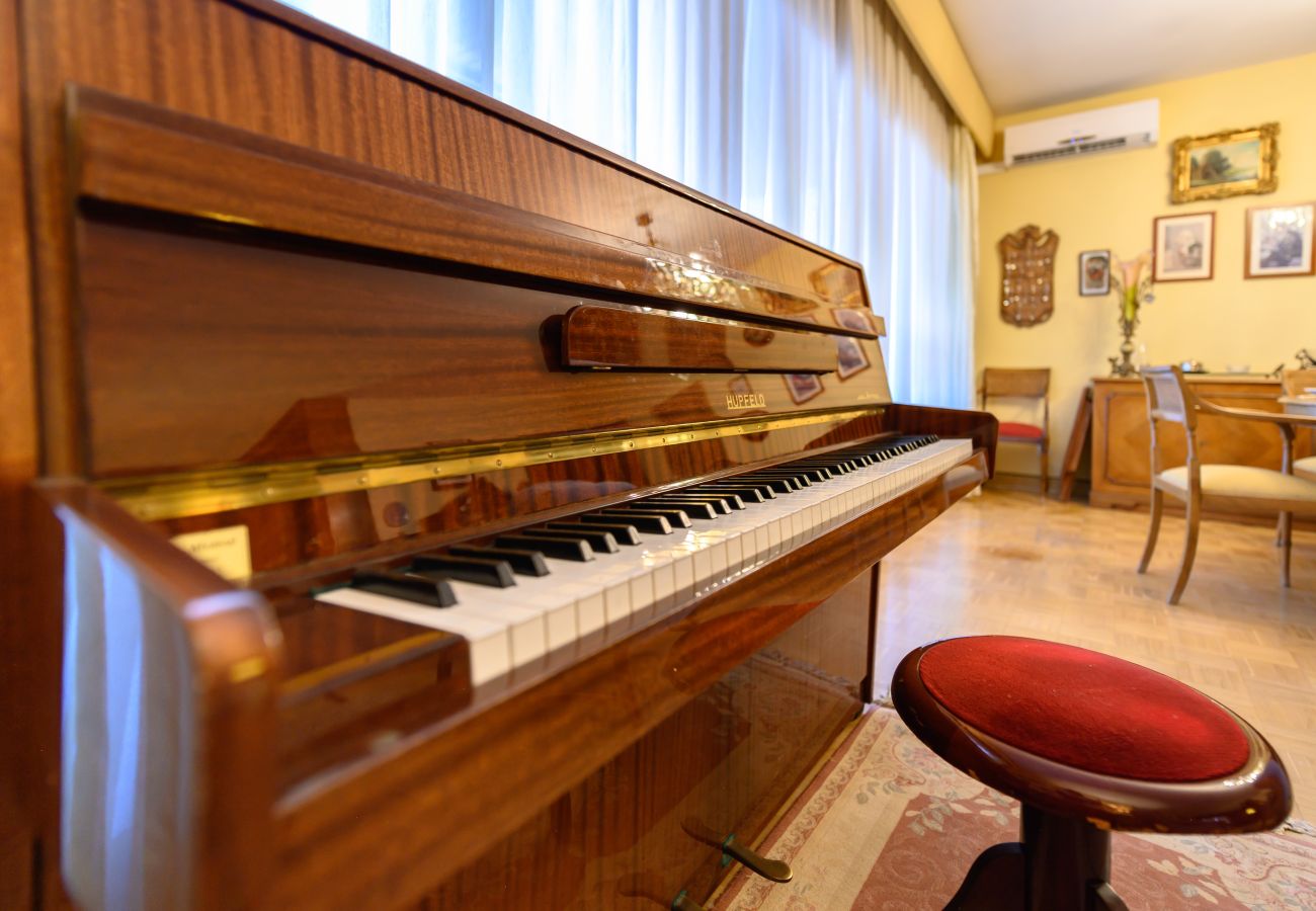 Apartamento en Madrid - M (PIR312ºD) Piso 5 dormitorios, 2 baños en Moncl