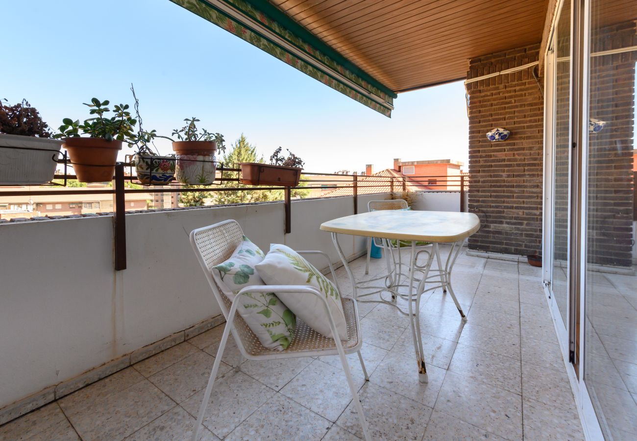 Apartamento en Madrid - M (PIR312ºD) Piso 5 dormitorios, 2 baños en Moncl