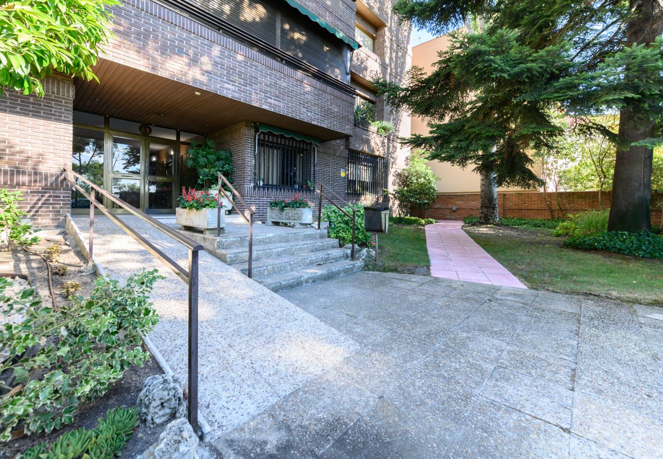 Apartamento en Madrid - M (PIR312ºD) Piso 5 dormitorios, 2 baños en Moncl