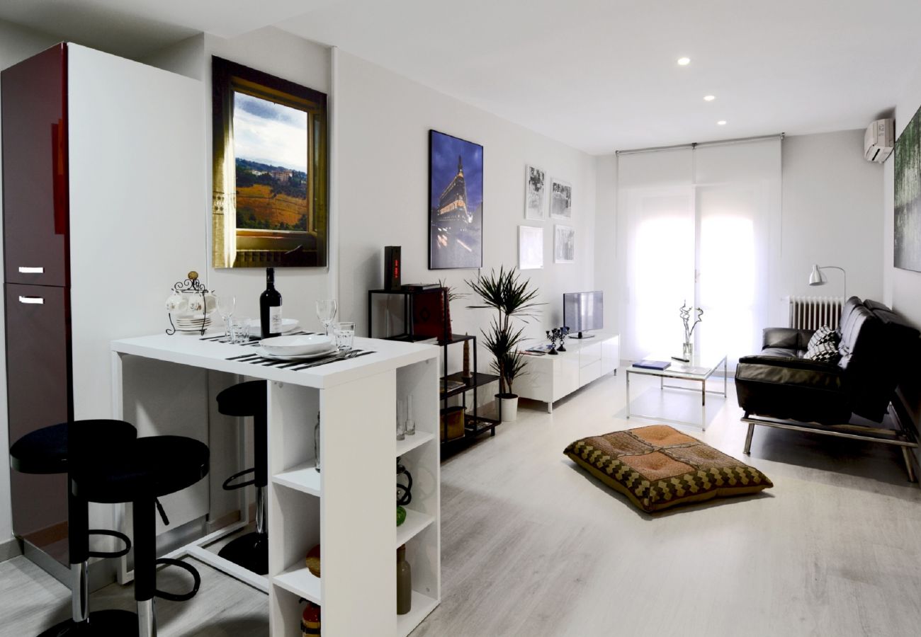 Apartment in Madrid - Design Apartment Downtown Madrid Centro 1 ROOM 4 PAX EXTERIOR-ELEVATOR