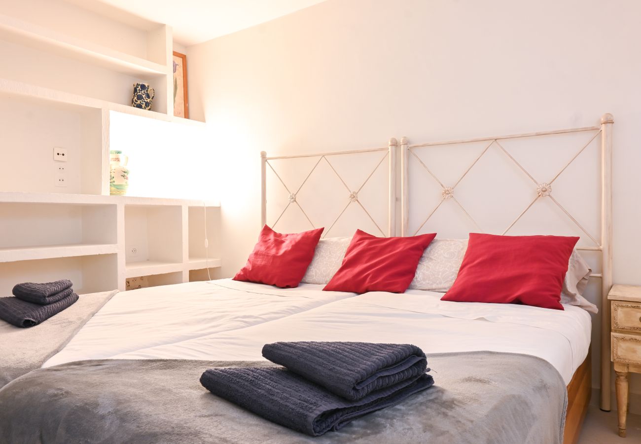 Apartment in Madrid - M (AXIII83) Apartamento con jardín Hispanoamérica