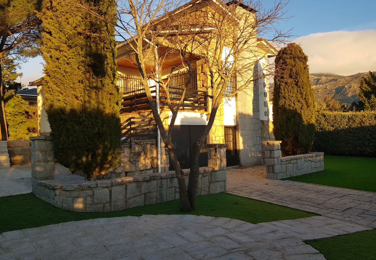 Chalet in Manzanares el Real - Urbanización La Ponderosa